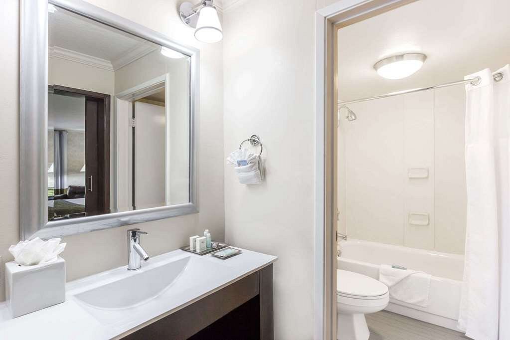 guest-room-bath-52