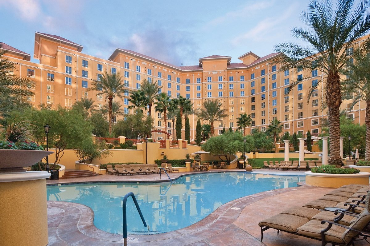 pool-club-wyndham-grand-1