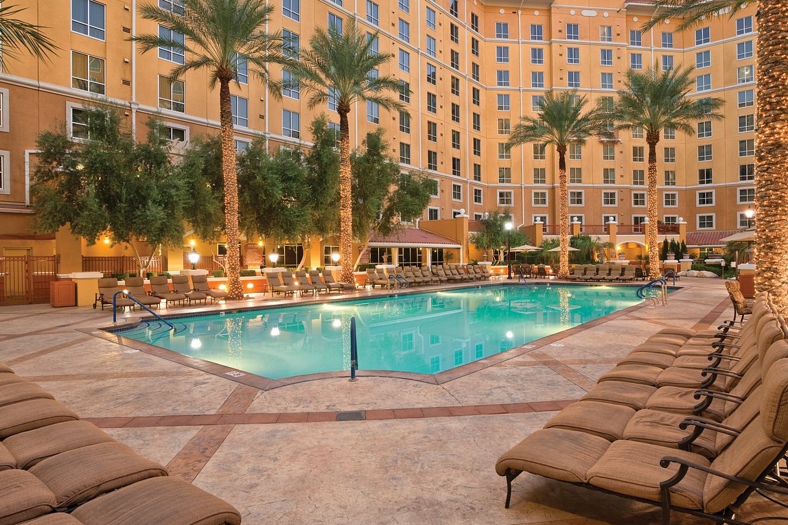 pool-club-wyndham-grand-2