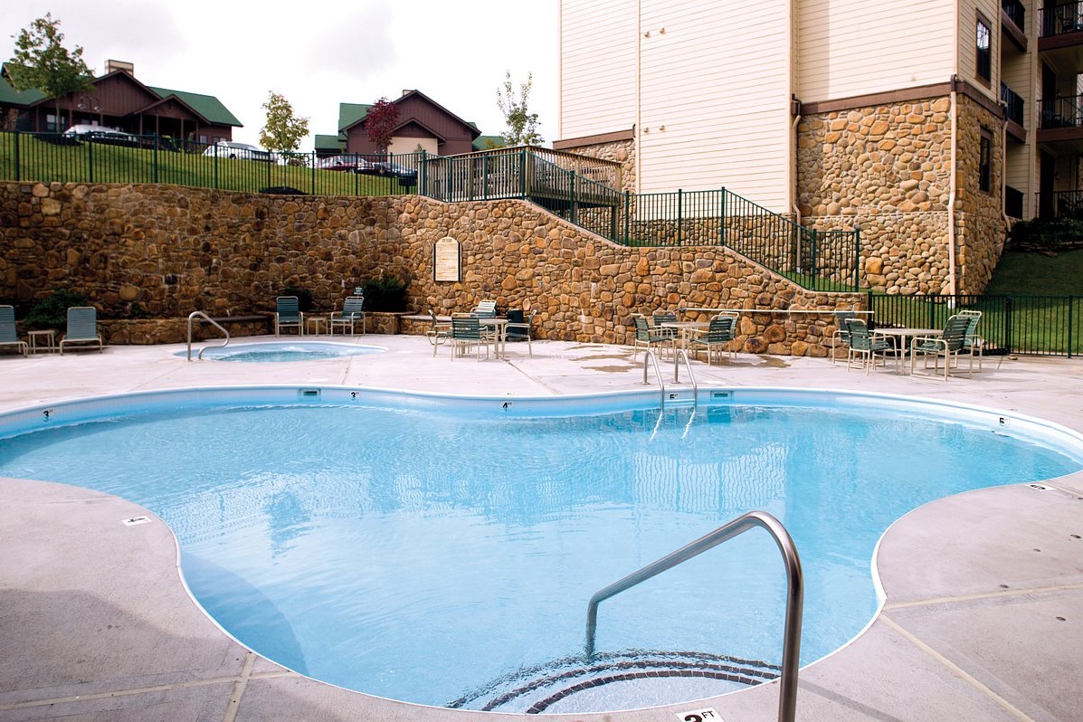 pool-hot-tub-smoky-mountains (1)