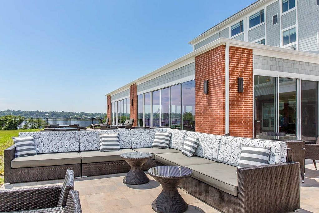 seasonal-patio-dining