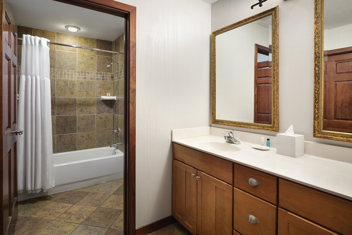 two-bedroom-deluxe-bathroom (1)