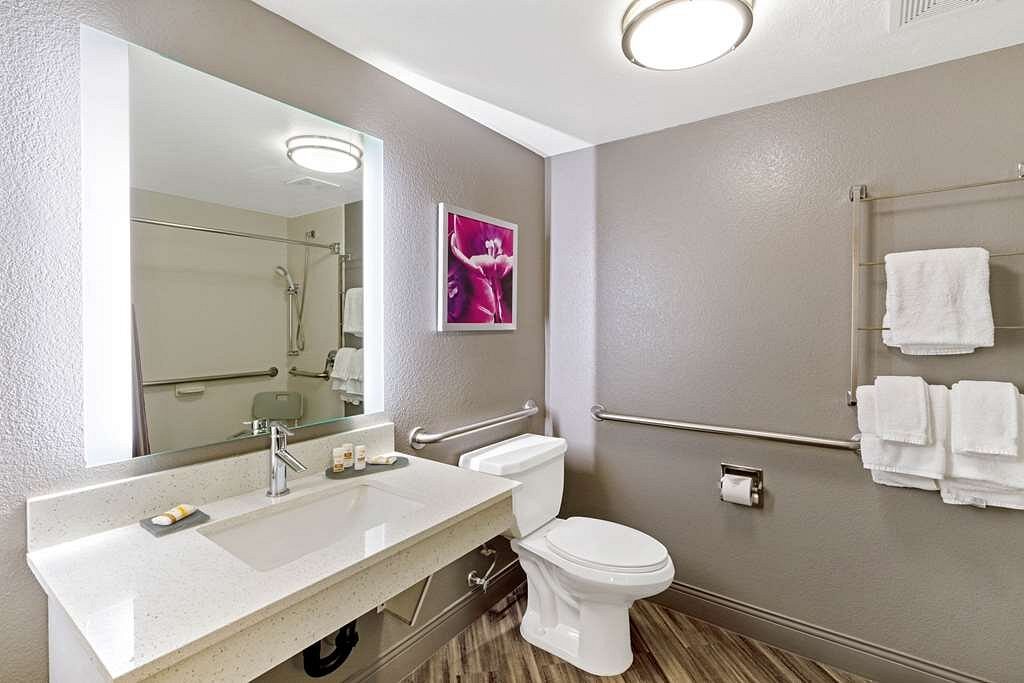 guest-room-bath-53