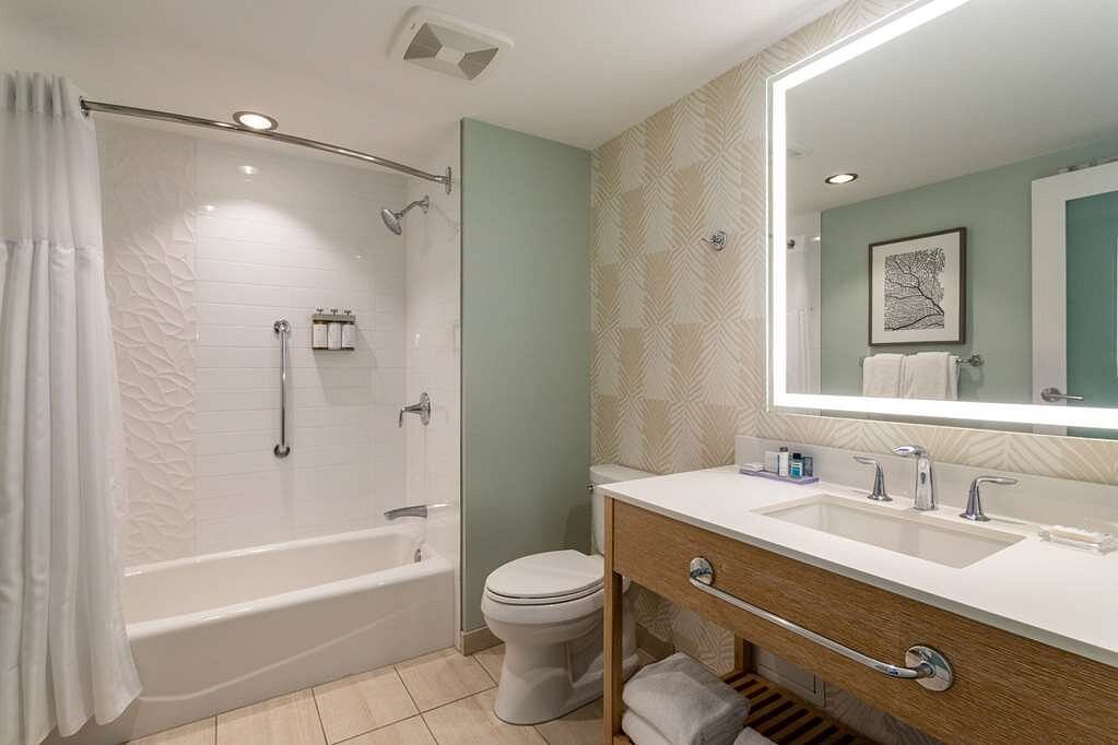 guest-room-bath-accessible (2)