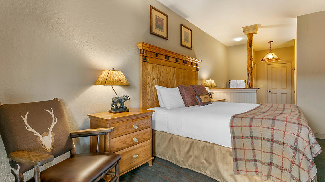 BWC-wilderness-club-at-big-cedar-1bed-guestroom (2)