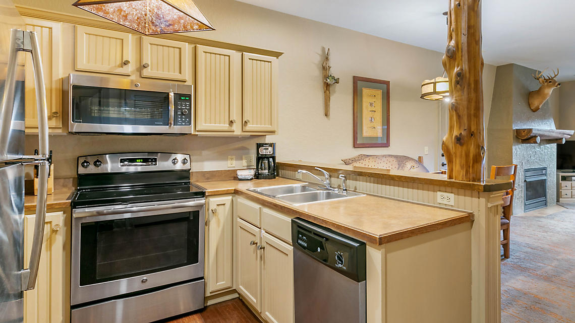 BWC-wilderness-club-at-big-cedar-1bed-kitchen (2)
