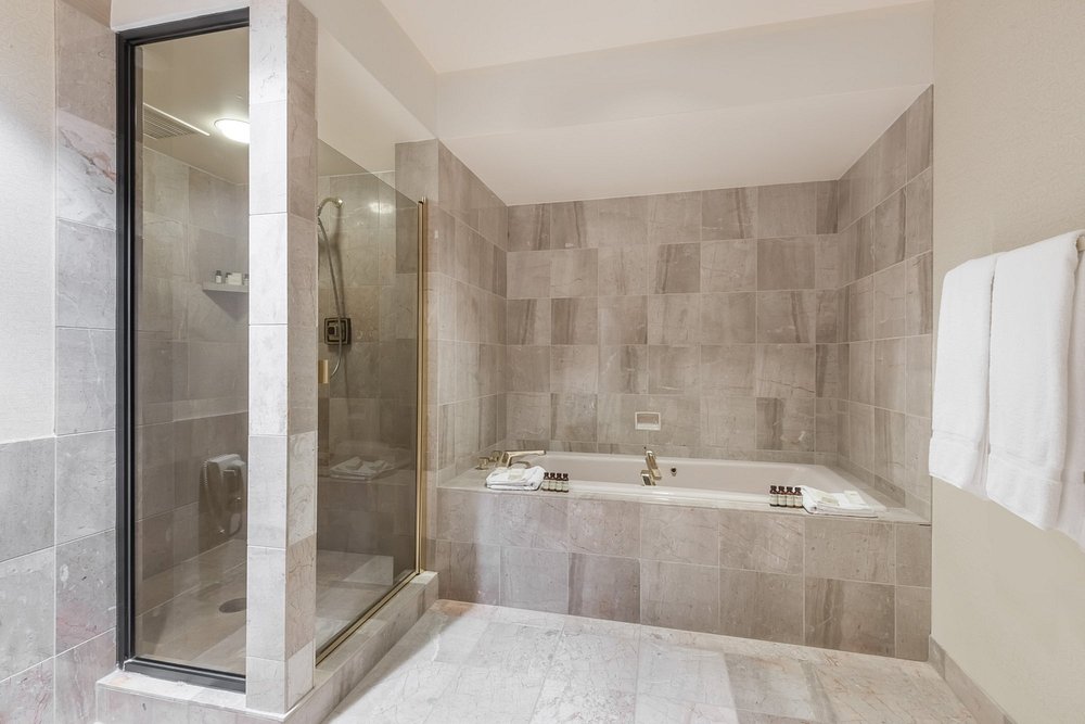 governor-s-suite-bathroom (1)