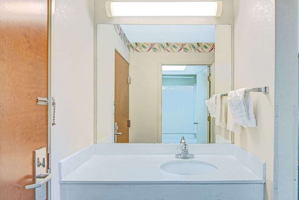 guest-room-vanity