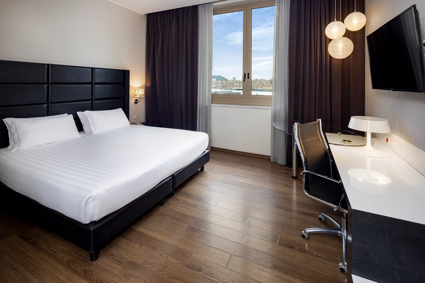 genoa-in-the-background